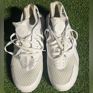 Nike Air Huarache
White Platinum